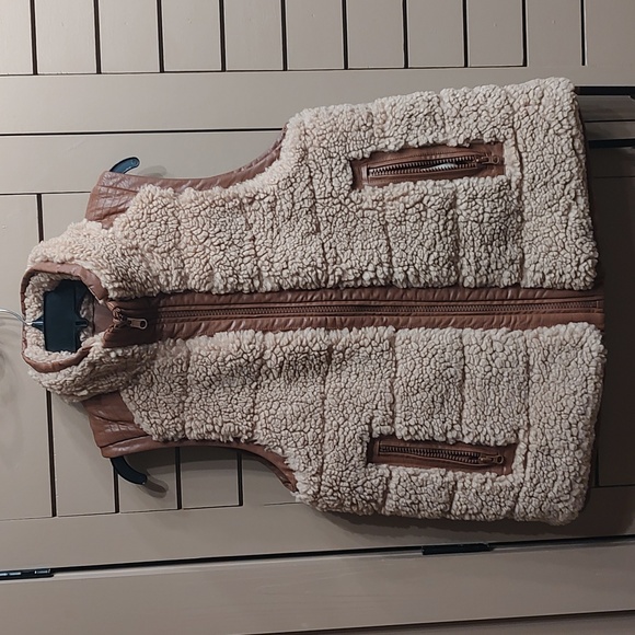 Tuckernuck Camel Leather and Shearling Reversible Beckham Vest size Medium - Picture 4 of 9